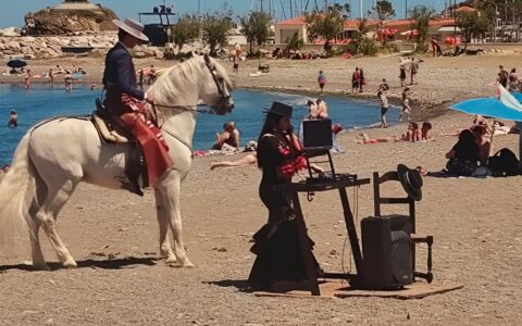 dj lisa del cristo mix sur la plage avec son cheval andalou