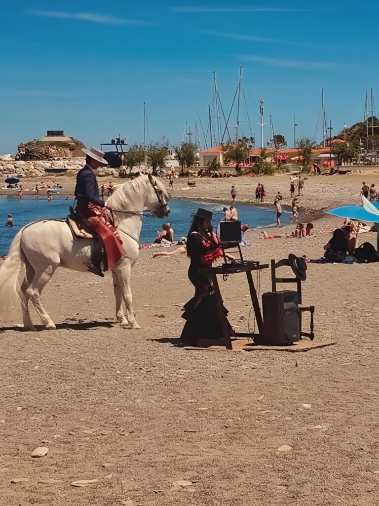 dj lisa del cristo mix sur la plage avec son cheval andalou