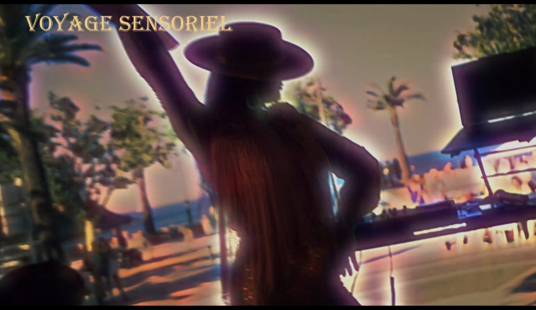 dj femme mixe sur scène face à la plage